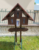 Boite à livres installée devant la mairie